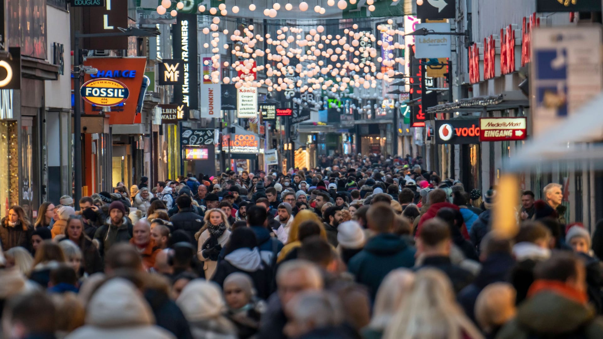 Einkaufsstraße in Köln (Archiv): In der zweiten Jahreshälfte 2023 soll der private Konsum wieder zunehmen.