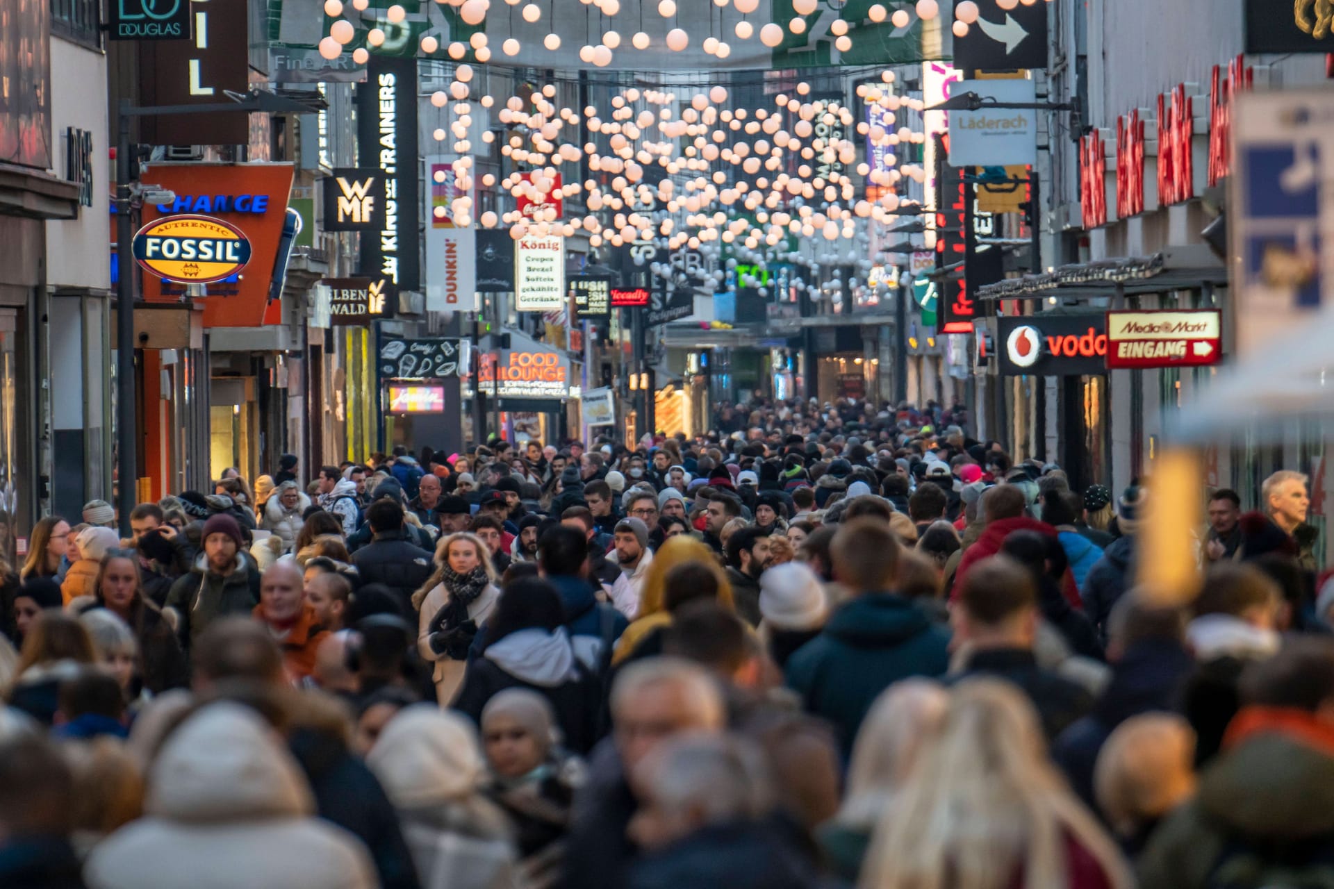 Einkaufsstraße in Köln (Archiv): In der zweiten Jahreshälfte 2023 soll der private Konsum wieder zunehmen.