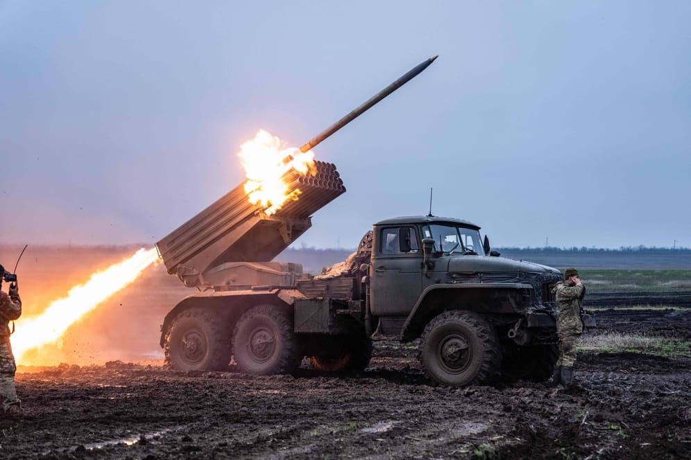 Ein ukrainischer Raketenwerfer in Aktion (Archivbild): Mit Beginn der Frostperiode will die Ukraine eine Gegenoffensive starten.