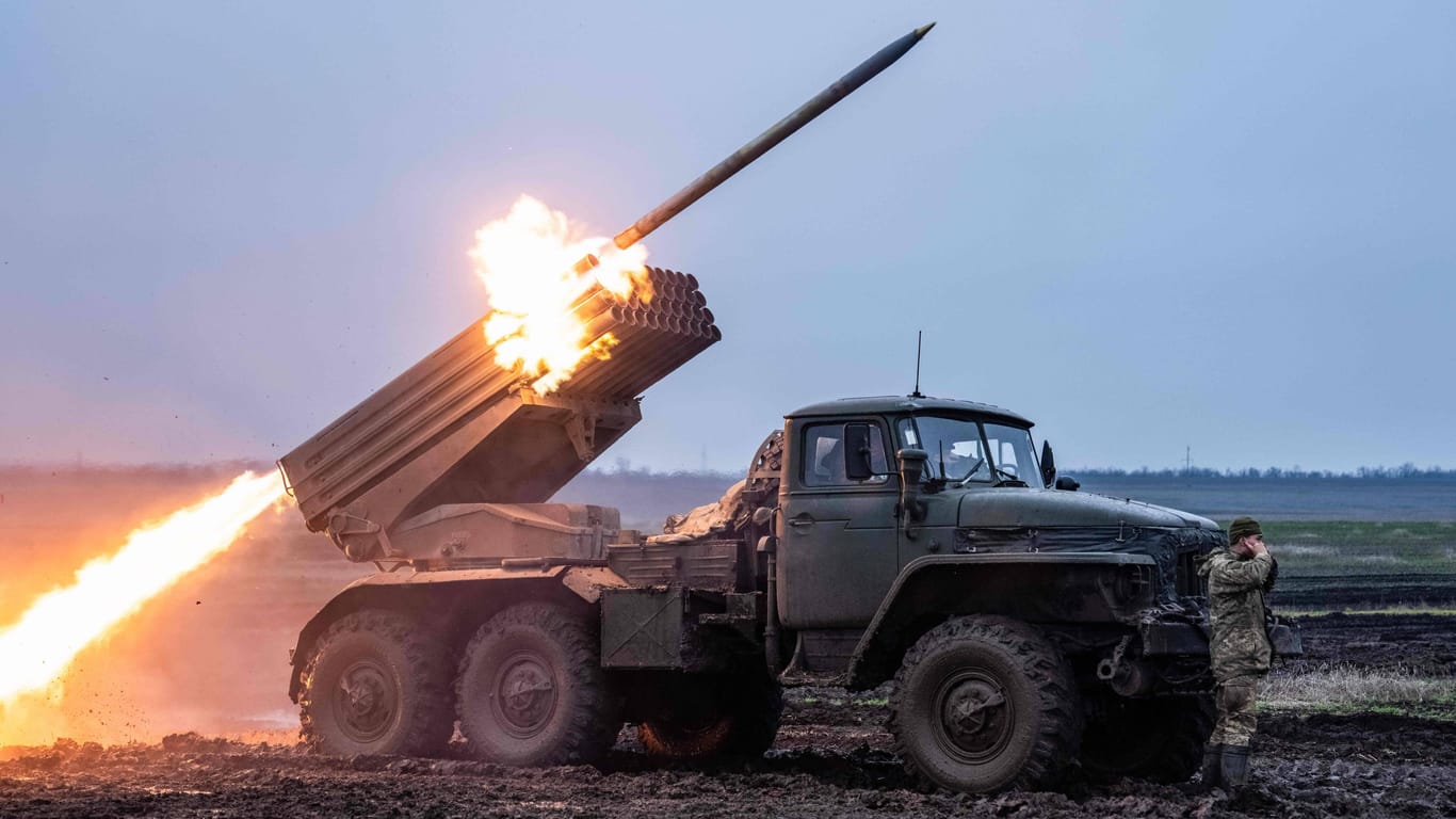 Ein ukrainischer Raketenwerfer in Aktion (Archivbild): Mit Beginn der Frostperiode will die Ukraine eine Gegenoffensive starten.