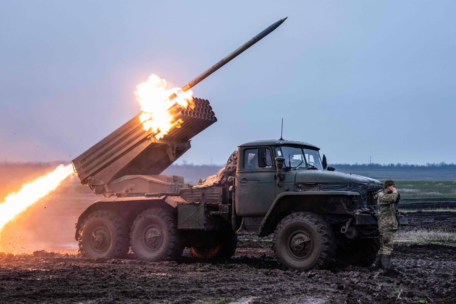 Ein ukrainischer Raketenwerfer in Aktion (Archivbild): Mit Beginn der Frostperiode will die Ukraine eine Gegenoffensive starten.