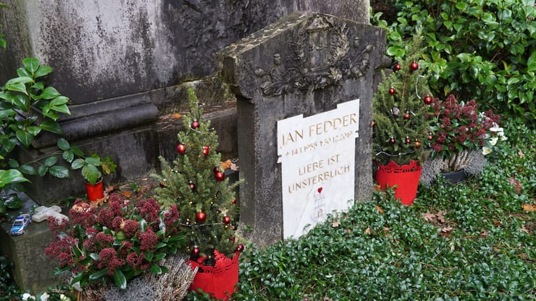 Blick auf das Grab von Jan Fedder: Auf beiden Seiten des Grabsteins wurden Weihnachtsbäume aufgestellt.