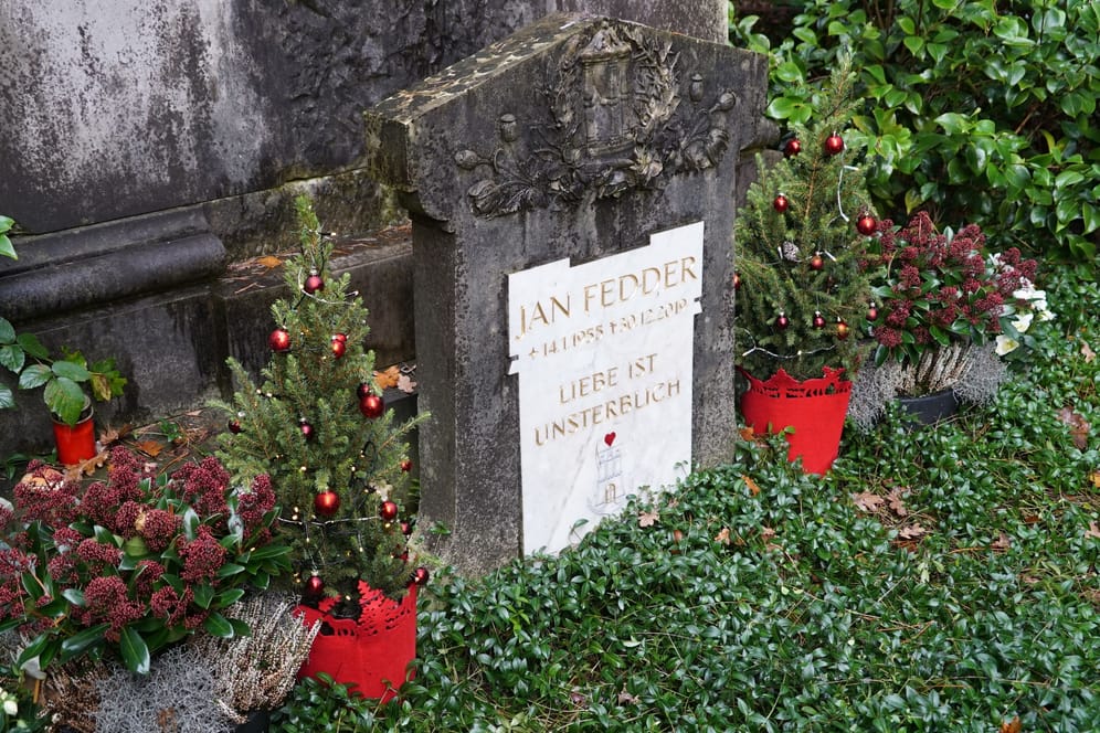 Blick auf das Grab von Jan Fedder: Auf beiden Seiten des Grabsteins wurden Weihnachtsbäume aufgestellt.