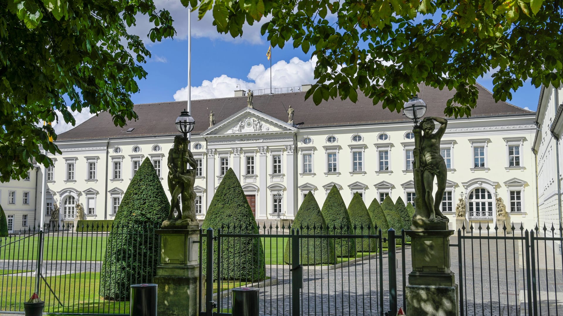 Das Schloss Bellevue (Archivbild): Dort hat es in der Nacht einen Unfall gegeben. Das Schloss Bellevue (Archivbild): Dort hat es in der Nacht einen Unfall gegeben.