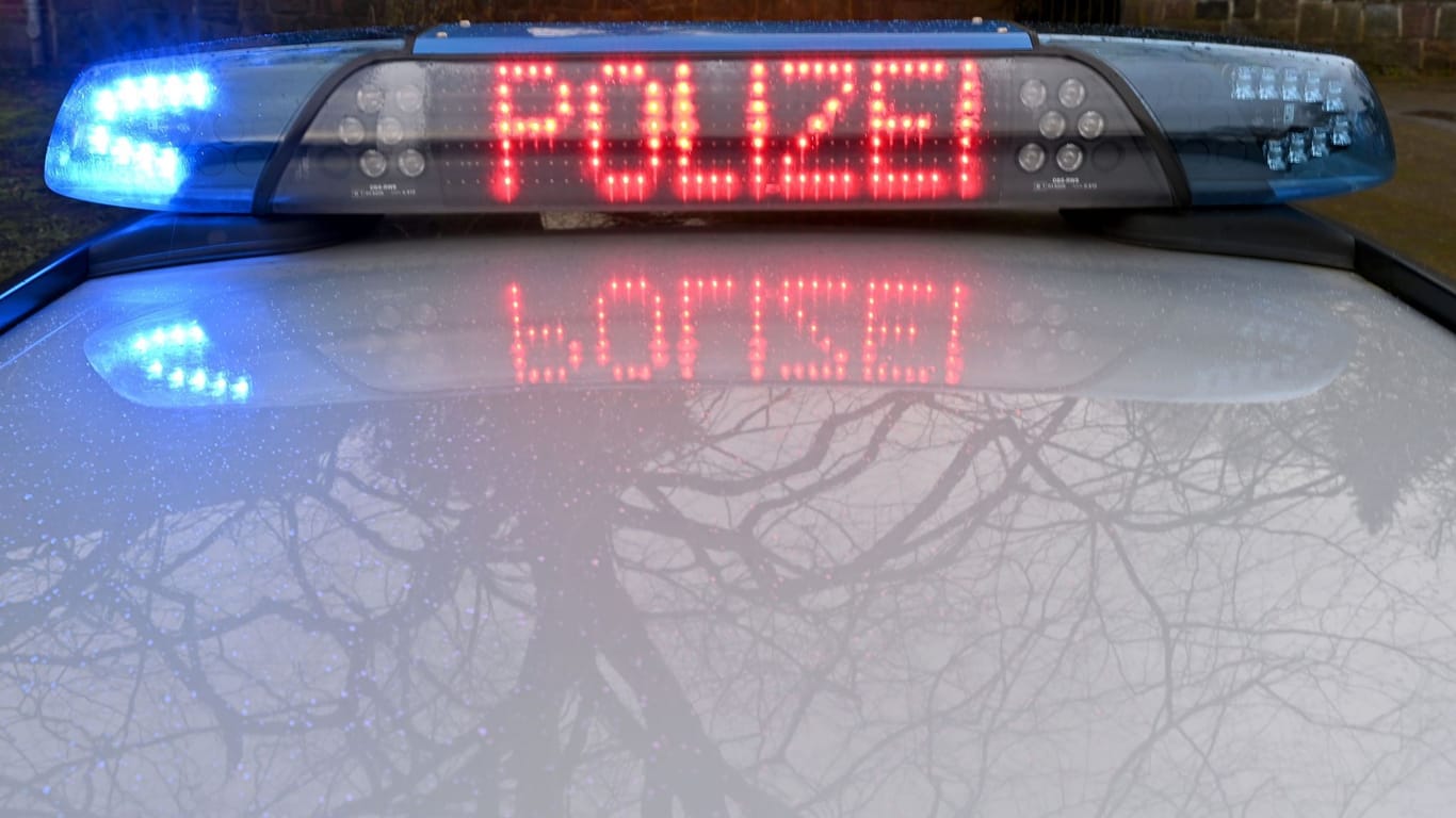 Der Schriftzug "Polizei" leuchtet auf dem Dach eines Streifenwagens (Symbolbild): Die Beamten sprachen ein Wohnungsbetretungsverbot aus.