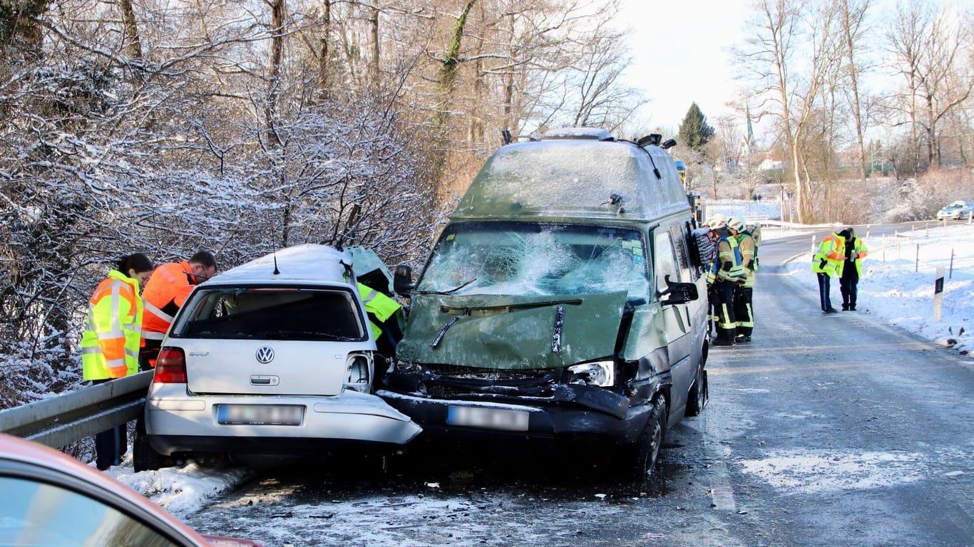 Die Unfallstelle: Der junge Mann im VW starb.