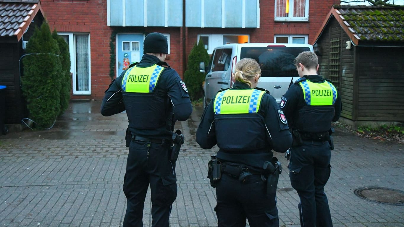 Die Polizei am Donnerstag vor einer Wohnung in Hamburg Neuenfelde: Laut eines Berichts soll die Mutter eines vermissten Kindes die Zusammenarbeit mit der Polizei verweigern.
