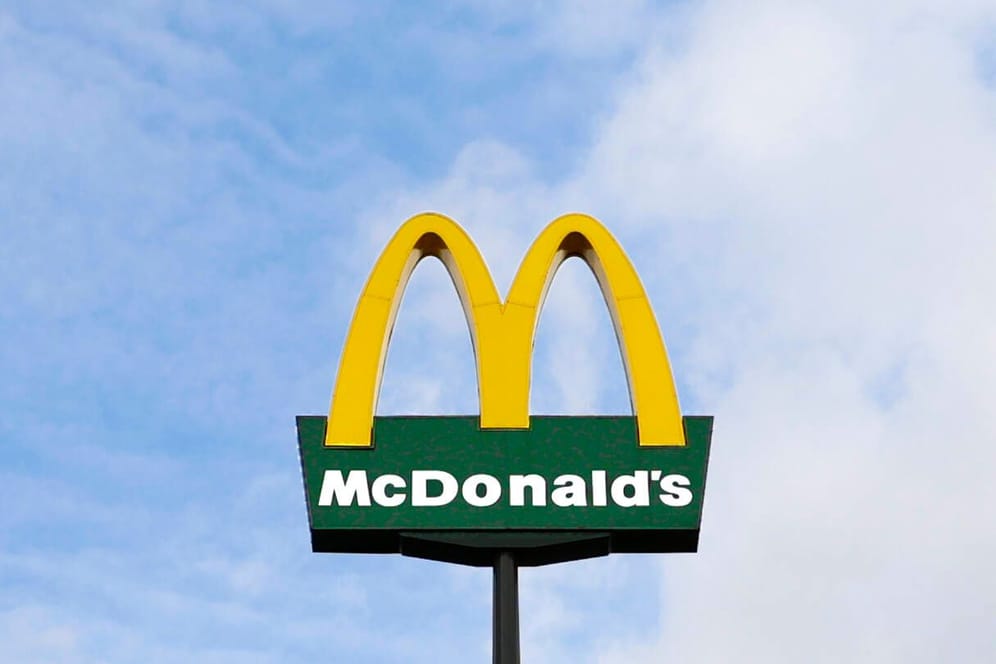 Das Logo eines McDonalds-Restaurants (Symbolbild): Der Mann stürzte rund vier Meter in die Tiefe.