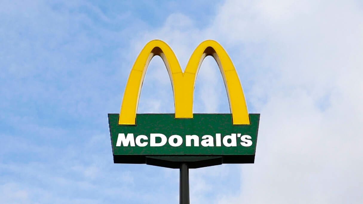 Das Logo eines McDonalds-Restaurants (Symbolbild): Der Mann stürzte rund vier Meter in die Tiefe. Das Logo eines McDonalds-Restaurants (Symbolbild): Der Mann stürzte rund vier Meter in die Tiefe.