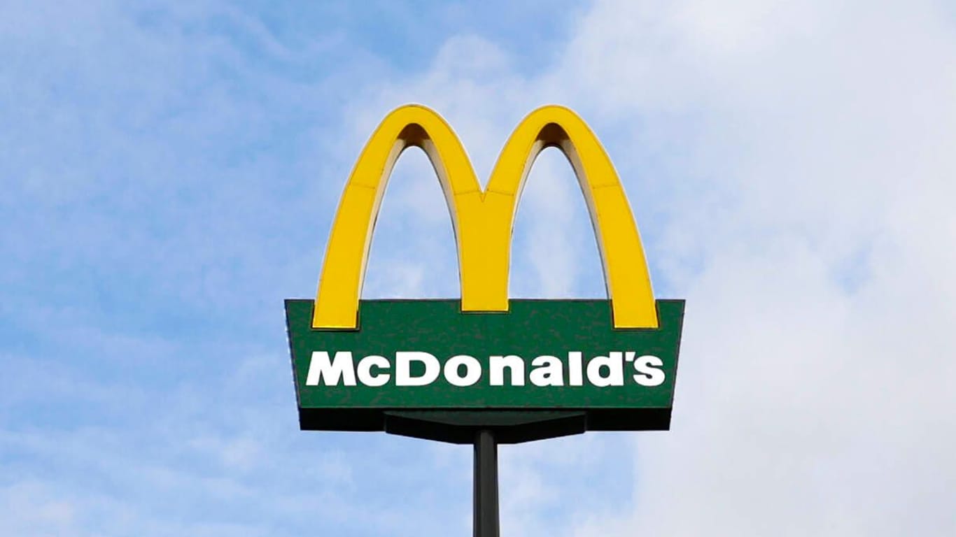 Das Logo eines McDonalds-Restaurants (Symbolbild): Der Mann stürzte rund vier Meter in die Tiefe.