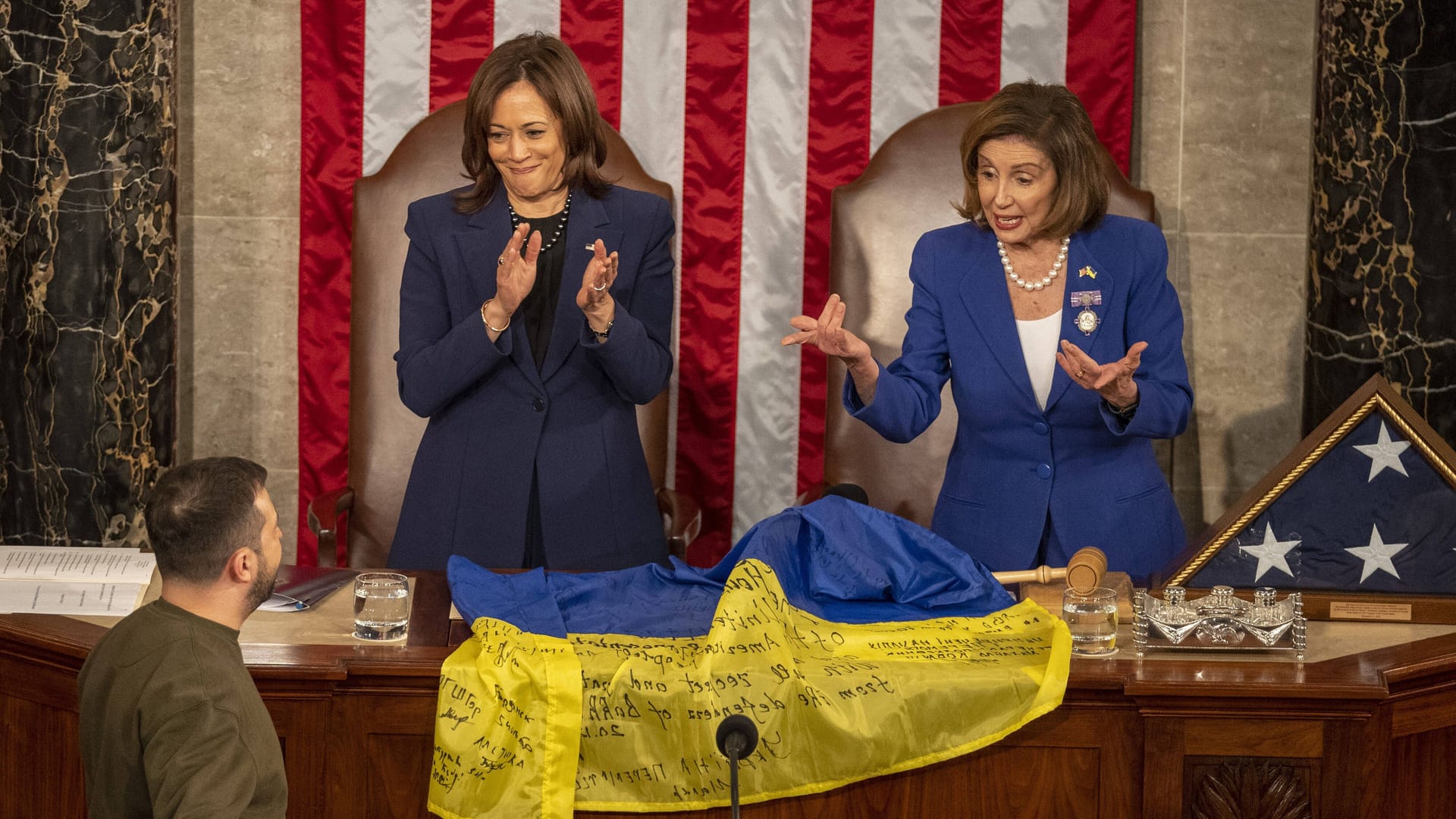 Flagge für die Freiheit: Selenskyj überreicht ein Front-Geschenk an den US-Kongress