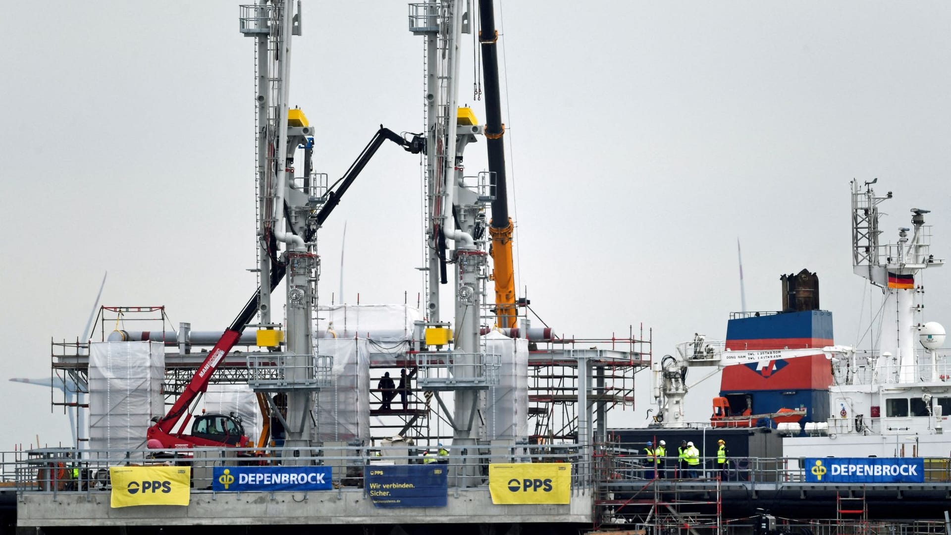 LNG-Terminal in Wilhelmshaven (Archivbild): Der erste Tanker könnte bereits Mitte Januar 2023 andocken.