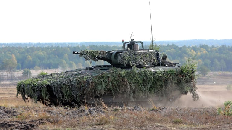 Macht Probleme: ein abgetarnter Schützenpanzer Puma auf dem Truppenübungsplatz Bergen bei einer Gefechtsvorführung.