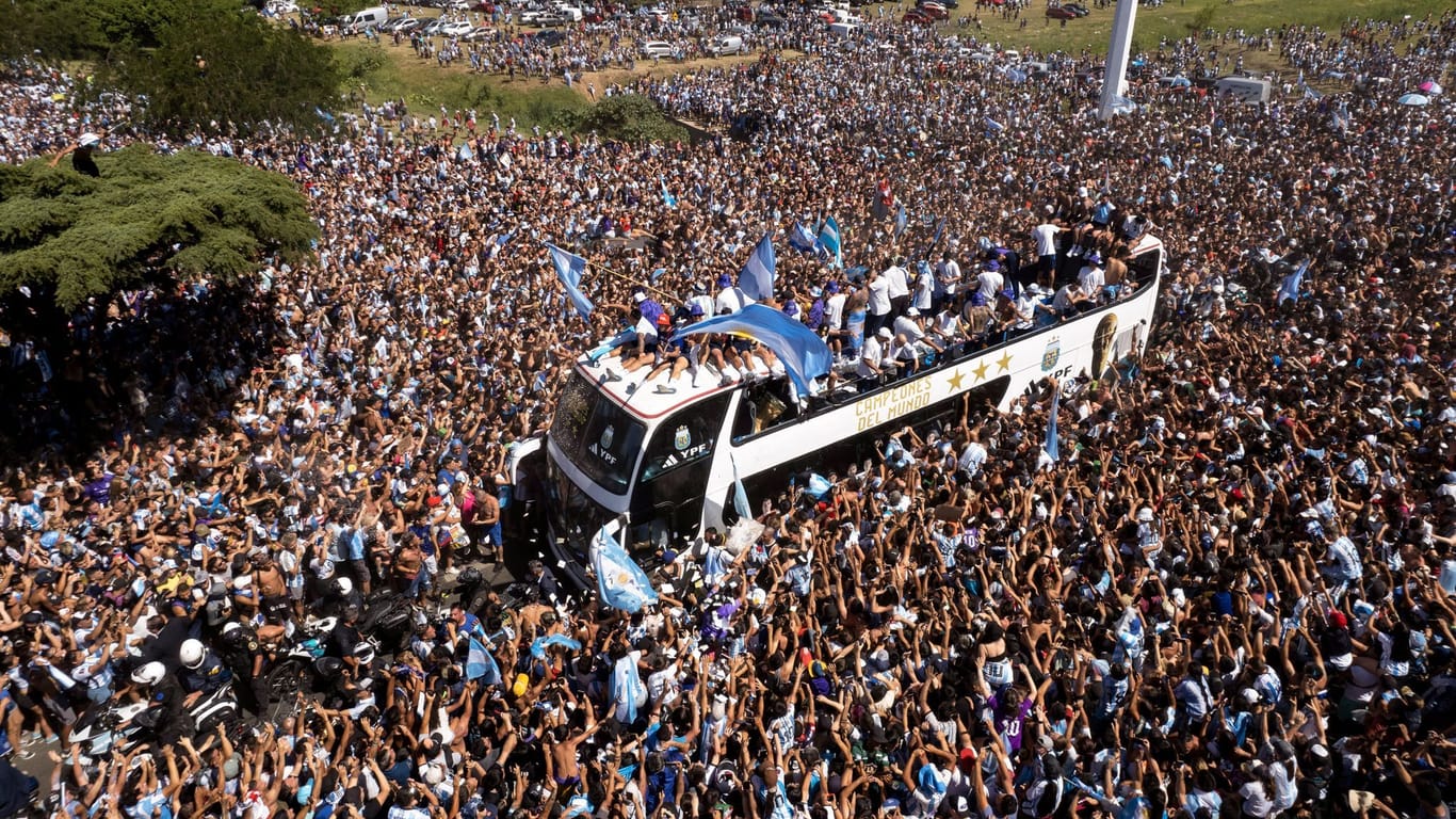 Der Bus mit argentinischen Spieler fährt durch die Menge: Millionen von Menschen hatten sich auf den Straßen versammelt, um die Weltmeisterschaft Argentiniens zu feiern.