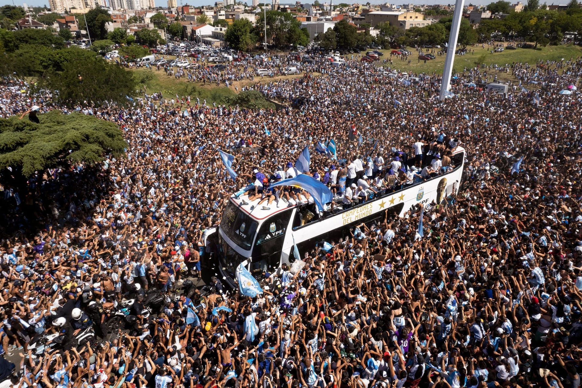 Der Bus mit argentinischen Spieler fährt durch die Menge: Millionen von Menschen hatten sich auf den Straßen versammelt, um die Weltmeisterschaft Argentiniens zu feiern.