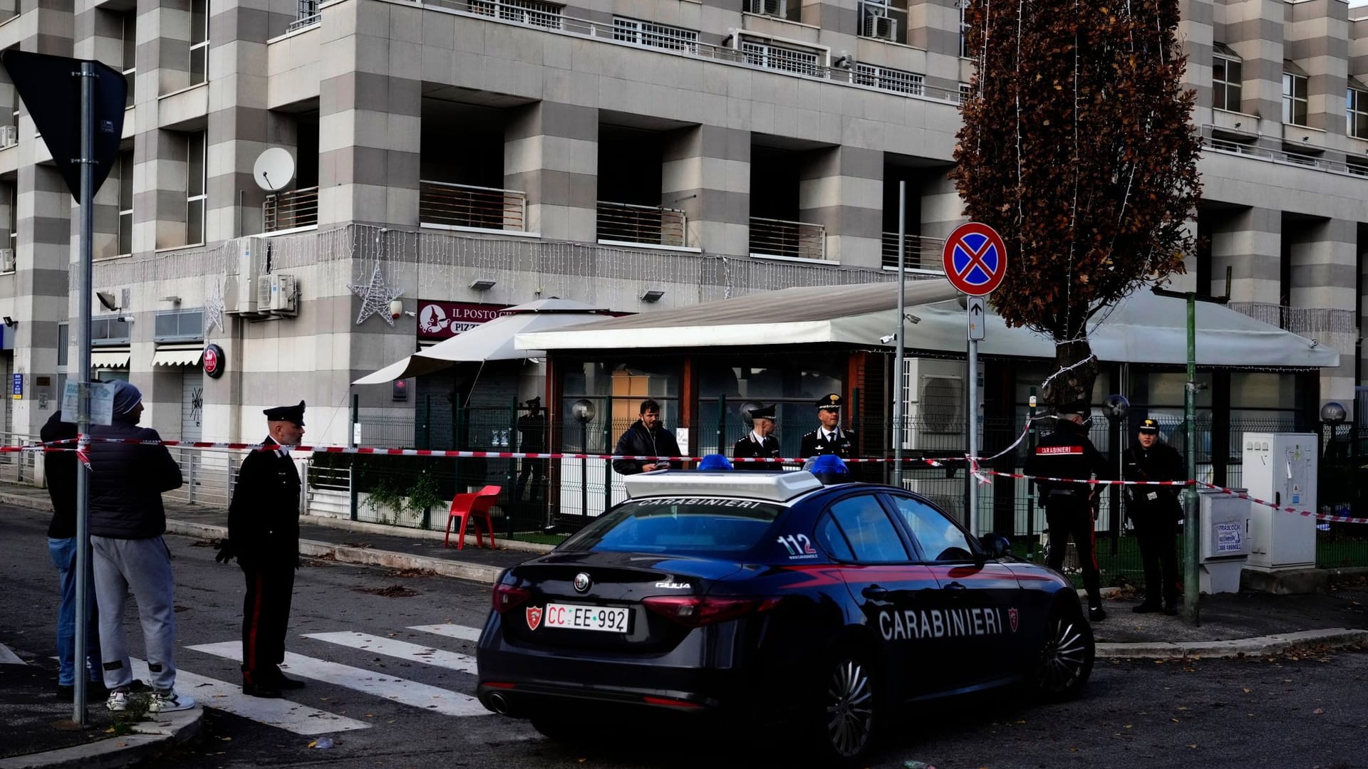 Einsatzkräfte vor der Bar: Drei Menschen starben hier, nachdem ein Anwohner das Feuer eröffnet hatte. Einsatzkräfte vor der Bar: Drei Menschen starben hier, nachdem ein Anwohner das Feuer eröffnet hatte.