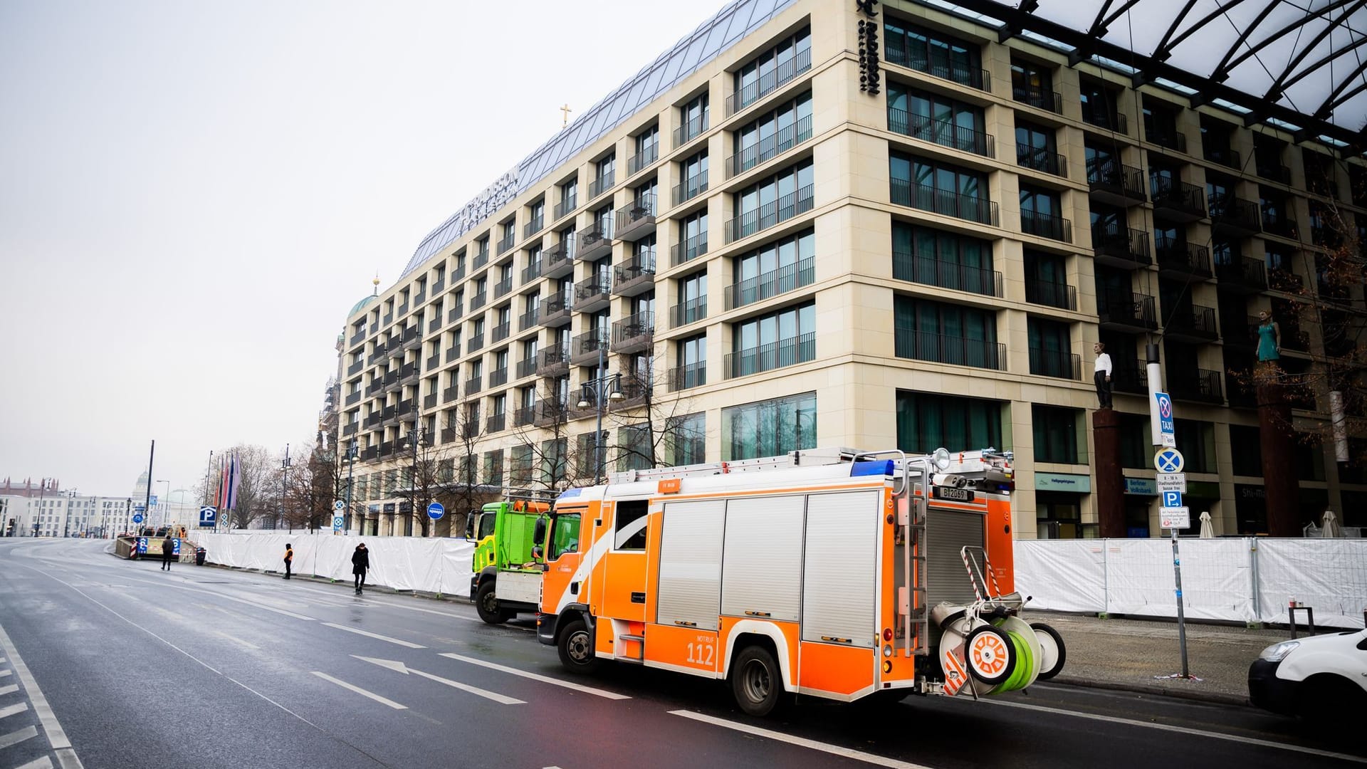 Ein Feuerwehrfahrzeug vor dem Hotel: Das Chaos auf der Straße ist beseitigt.