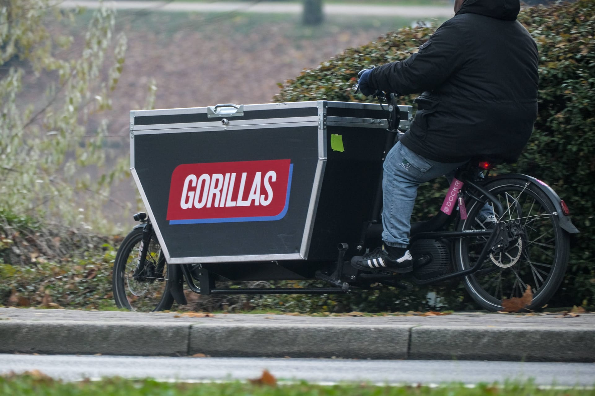 Ein Fahrer von Gorillas: Der deutsche Lieferdienst wird vom türkischen Konkurrenten Getir geschluckt. Ein Fahrer von Gorillas: Der deutsche Lieferdienst wird vom türkischen Konkurrenten Getir geschluckt.