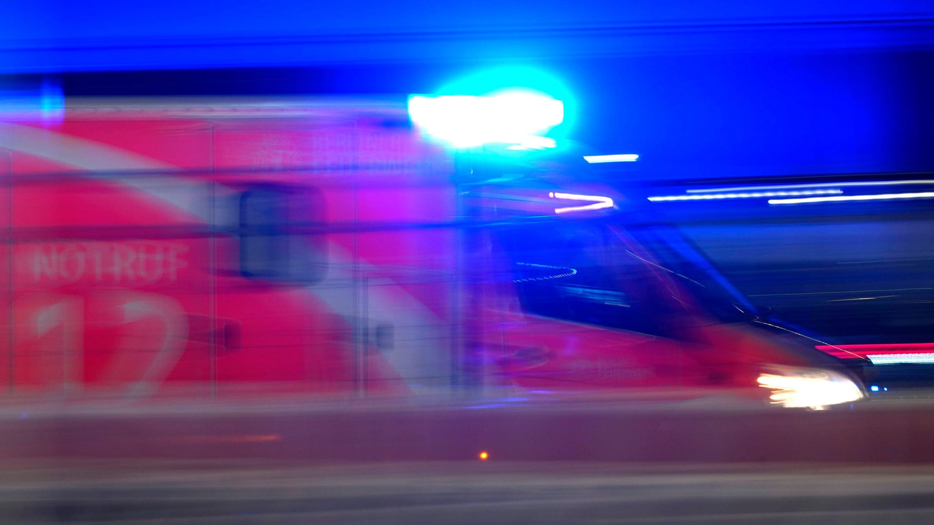 Ein Rettungswagen der Feuerwehr bei einer Einsatzfahrt mit Blaulicht (Symbolbild): In Mittelfranken musste ein Mann ins Krankenhaus, weil er sein Auto putzen und rauchen wollte. Ein Rettungswagen der Feuerwehr bei einer Einsatzfahrt mit Blaulicht (Symbolbild): In Mittelfranken musste ein Mann ins Krankenhaus, weil er sein Auto putzen und rauchen wollte.