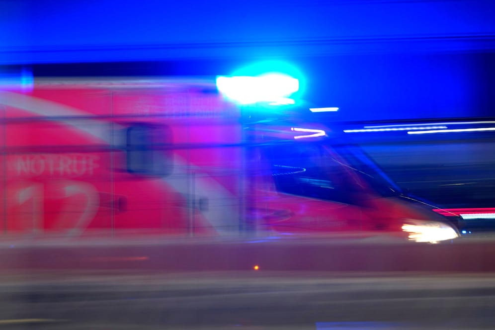 Ein Rettungswagen der Feuerwehr bei einer Einsatzfahrt mit Blaulicht (Symbolbild): In Mittelfranken musste ein Mann ins Krankenhaus, weil er sein Auto putzen und rauchen wollte.