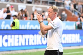 Ex-Chefcoach Timo Schultz applaudiert den Fans des FC St. Pauli im Millerntor Stadion zu: Der Fußballtrainer wurde kürzlich überraschend entlassen.