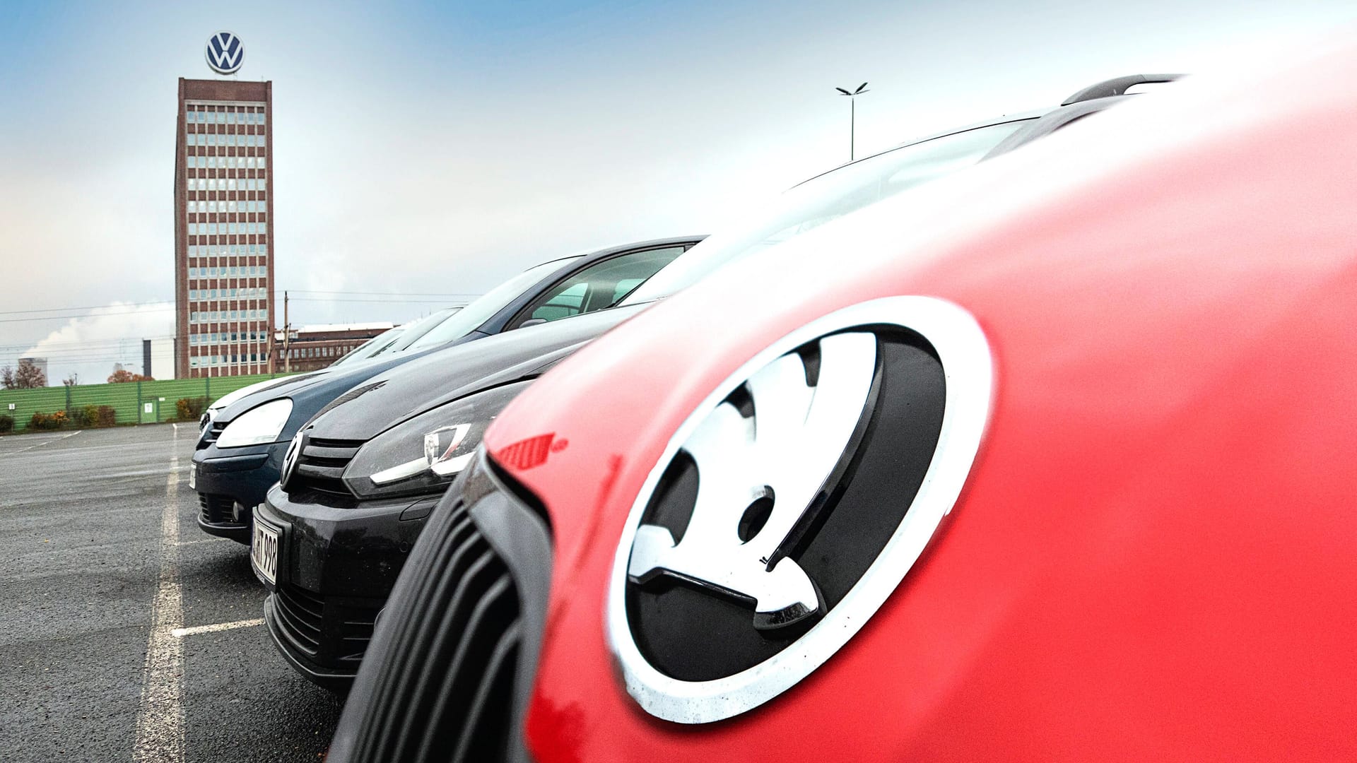 Auto von Skoda vor einem VW-Gebäude (Symbolbild): Der Konzern überdenkt seine Zukunft auf internationalen Märkten. Auto von Skoda vor einem VW-Gebäude (Symbolbild): Der Konzern überdenkt seine Zukunft auf internationalen Märkten.