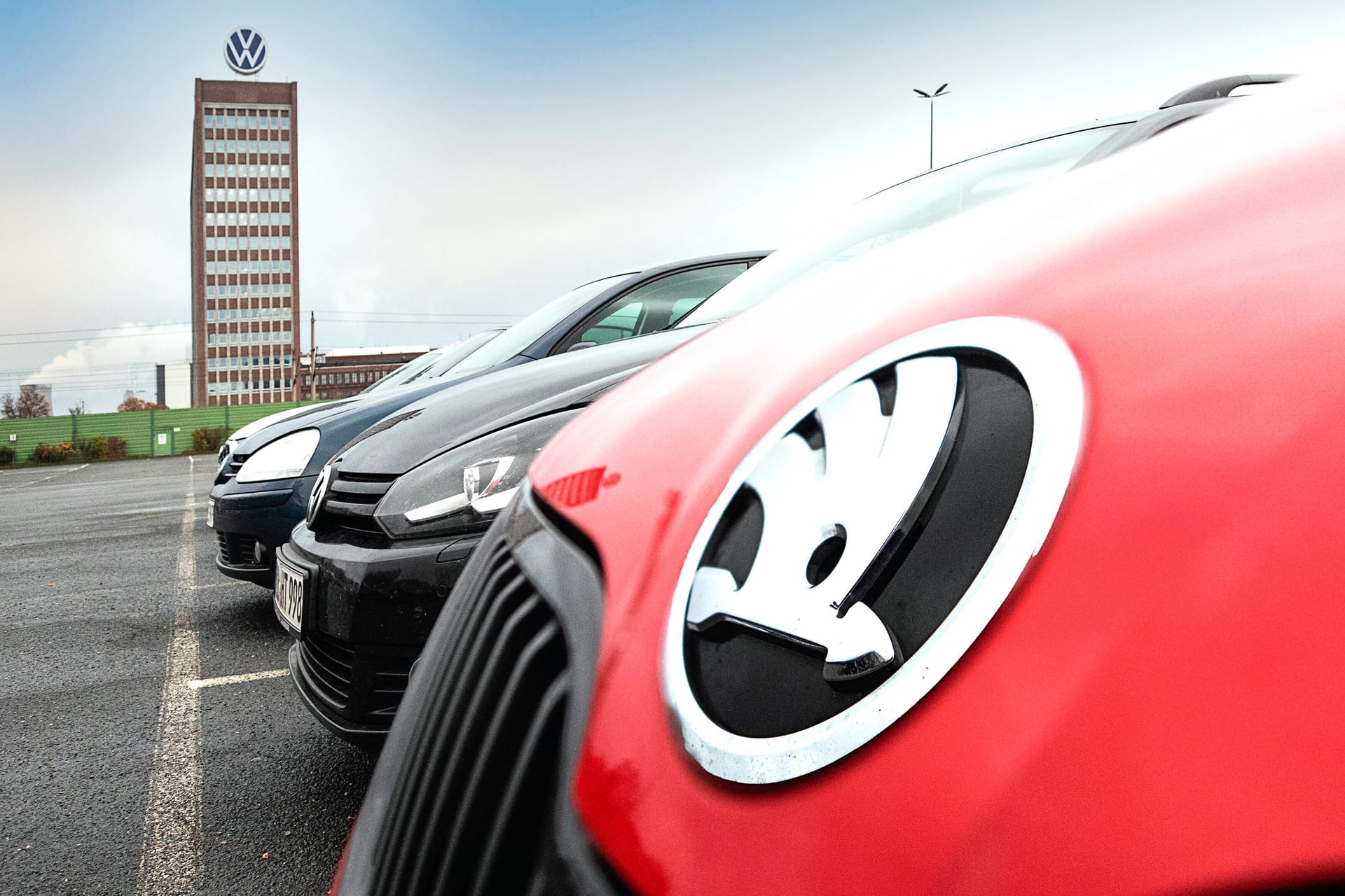 Auto von Skoda vor einem VW-Gebäude (Symbolbild): Der Konzern überdenkt seine Zukunft auf internationalen Märkten.