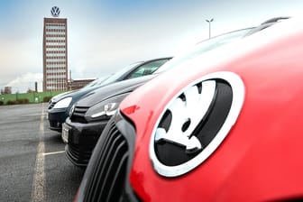 Auto von Skoda vor einem VW-Gebäude (Symbolbild): Der Konzern überdenkt seine Zukunft auf internationalen Märkten.