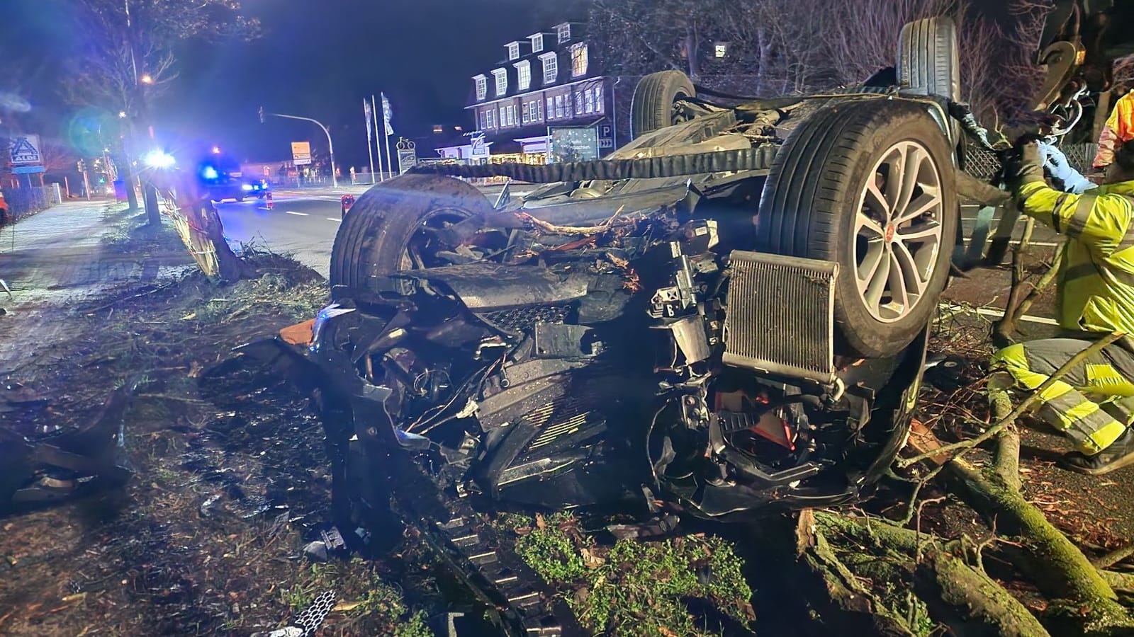 Das völlig zerstörte Auto: Der Fahrer überlebte den schweren Unfall.