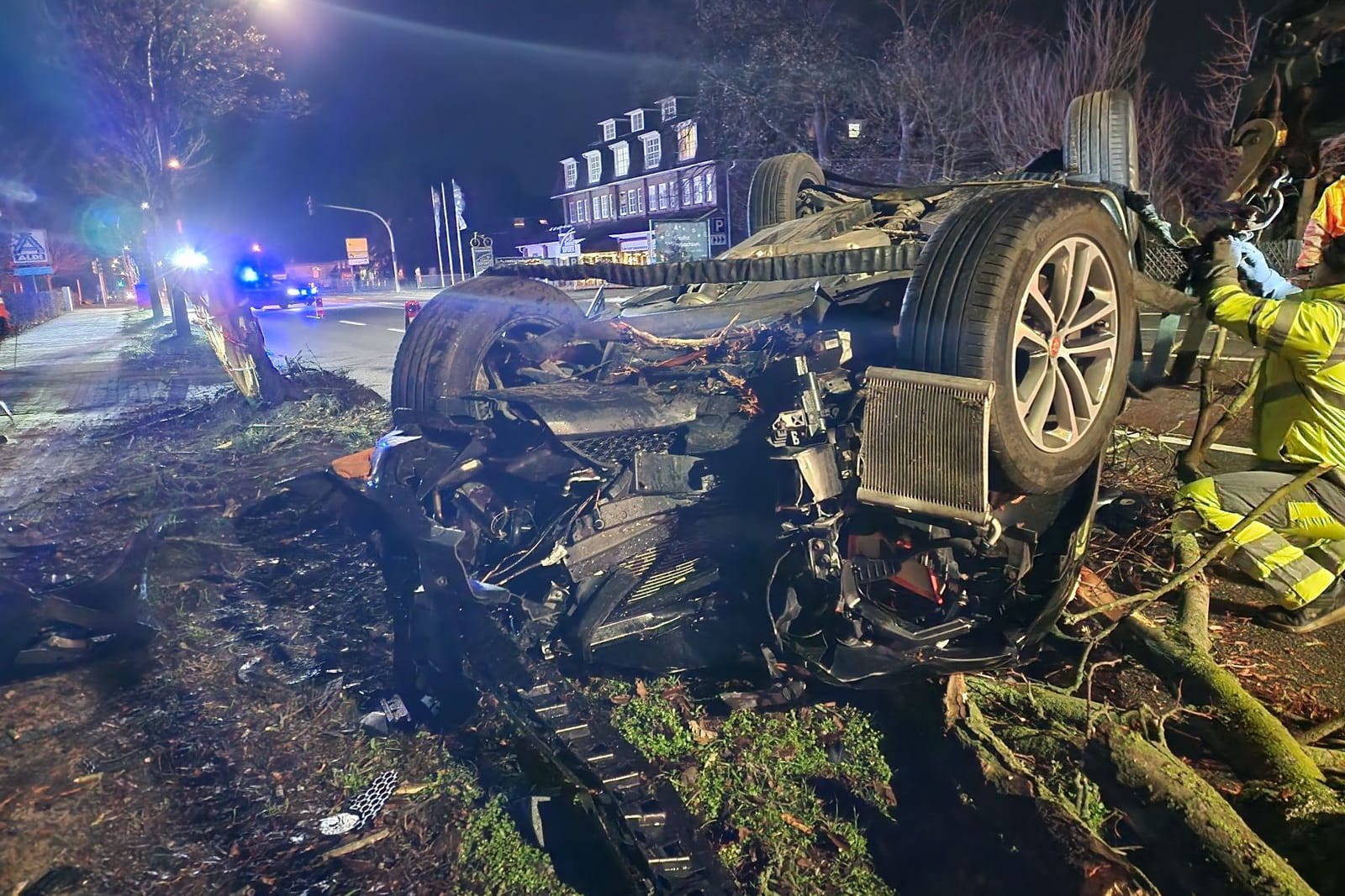 Das völlig zerstörte Auto: Der Fahrer überlebte den schweren Unfall.