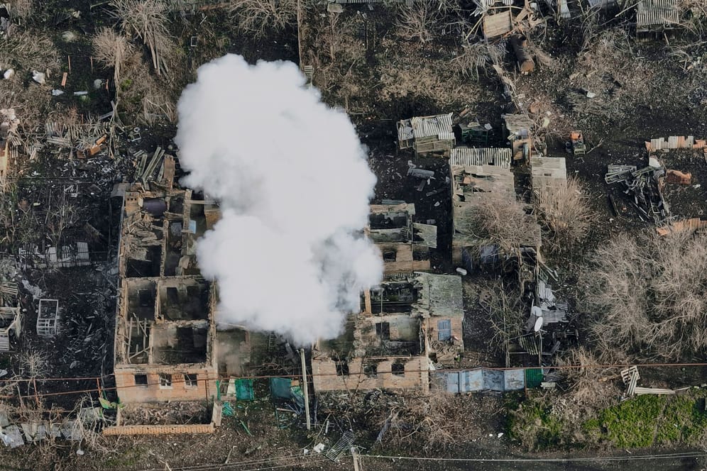 Nach russischen Angriffen steigen über den Außenbezirken der Stadt Bachmut Rauchschwaden in die Luft: Im Osten und Süden hat es Drohnenattacken gegeben.
