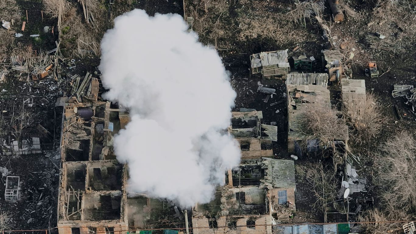 Nach russischen Angriffen steigen über den Außenbezirken der Stadt Bachmut Rauchschwaden in die Luft: Im Osten und Süden hat es Drohnenattacken gegeben.
