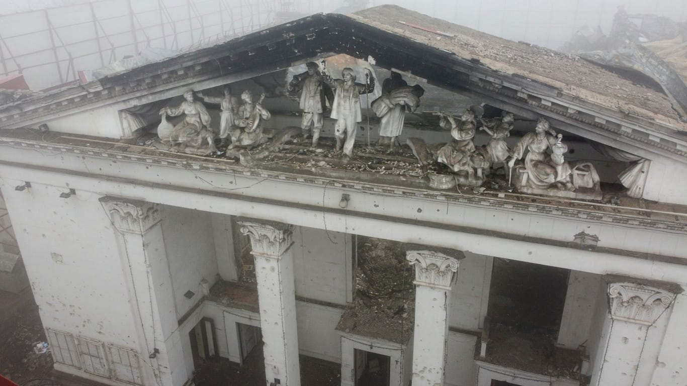 Das zerstörte Theater in Mariupol: Die Besatzer wollten die Spuren ihrer Verbrechen vernichten, teilte der der ukrainische Kulturminister mit.