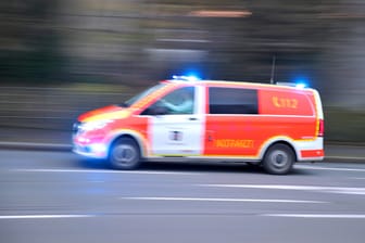 Ein Notarztwagen im Einsatz mit Blaulicht (Symbolbild): Nach einem Unfall, in den auch Bayerns Landwirtschaftsministerin Michaela Kaniber involviert war, ist nun eine Frau gestorben.