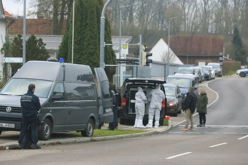 Einsatzkräfte begutachten den Tatort in Illerkirchberg (Alb-Donau-Kreis).