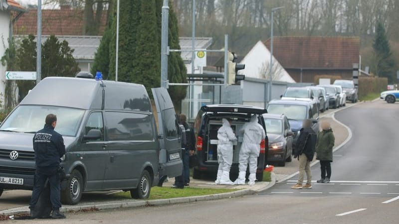 Einsatzkräfte begutachten den Tatort in Illerkirchberg (Alb-Donau-Kreis).