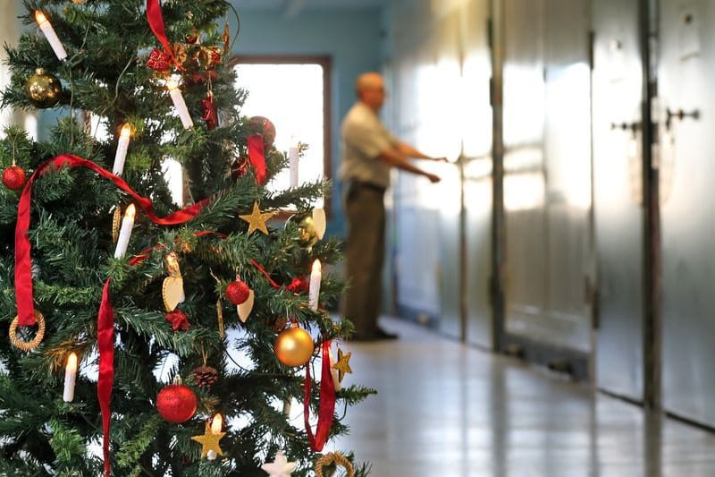 Ein mit einem Weihnachtsbaum geschmückter Gefängnisflur (Symbolfoto): Zwei Menschen verzichteten auf eine vorzeitige Entlassung.