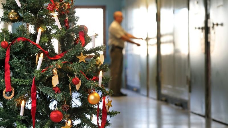 Ein mit einem Weihnachtsbaum geschmückter Gefängnisflur (Symbolfoto): Zwei Menschen verzichteten auf eine vorzeitige Entlassung.