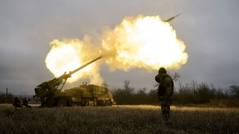 Ukrainische Soldaten feuern eine französische Panzerhaubitze vom Typ CAESAR auf russische Stellungen: Kiew warnt vor einer neuen Angriffswelle Russlands.