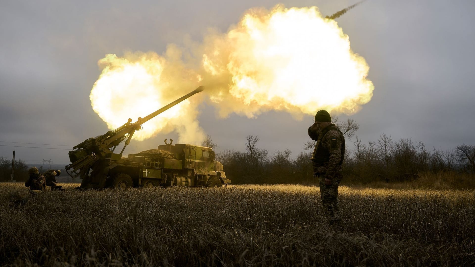 Ukrainische Soldaten feuern eine französische Panzerhaubitze vom Typ CAESAR auf russische Stellungen: Kiew warnt vor einer neuen Angriffswelle Russlands.