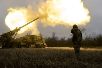 Ukrainische Soldaten feuern eine französische Panzerhaubitze vom Typ CAESAR auf russische Stellungen: Kiew warnt vor einer neuen Angriffswelle Russlands.