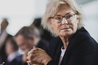 Christine Lambrecht: Die Ministerin müsse "endlich liefern", so FDP-Politiker Klein.