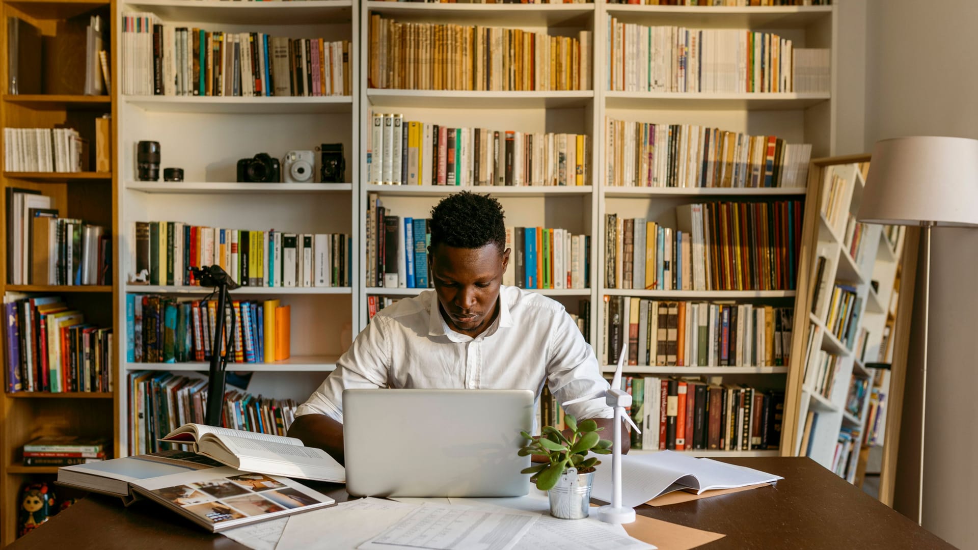 Ein Mann sitzt in seinem Homeoffice am Schreibtisch (Symbolfoto): Homeoffice- und Pendlerpauschale ändern sich zugunsten von Arbeitnehmern.