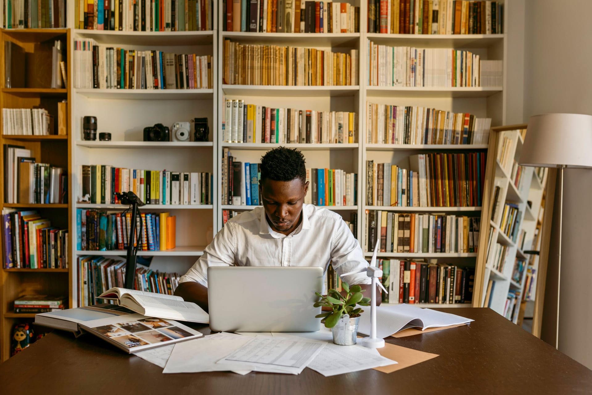 Ein Mann sitzt in seinem Homeoffice am Schreibtisch (Symbolfoto): Homeoffice- und Pendlerpauschale ändern sich zugunsten von Arbeitnehmern.