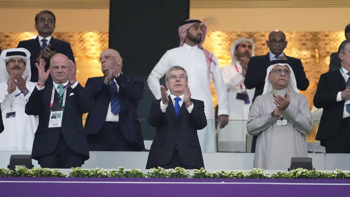 IOC-Chef Thomas Bach (vorne, mittig) beim Eröffnungsspiel Katar gegen Ecuador.