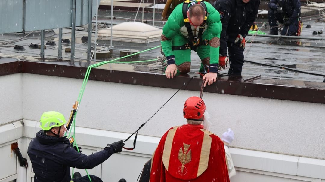 Höhenkletterer der Feuerwehr verkleidet als Superhelden: Sie brachten erkrankten Kindern Geschenke. Höhenkletterer der Feuerwehr verkleidet als Superhelden: Sie brachten erkrankten Kindern Geschenke.
