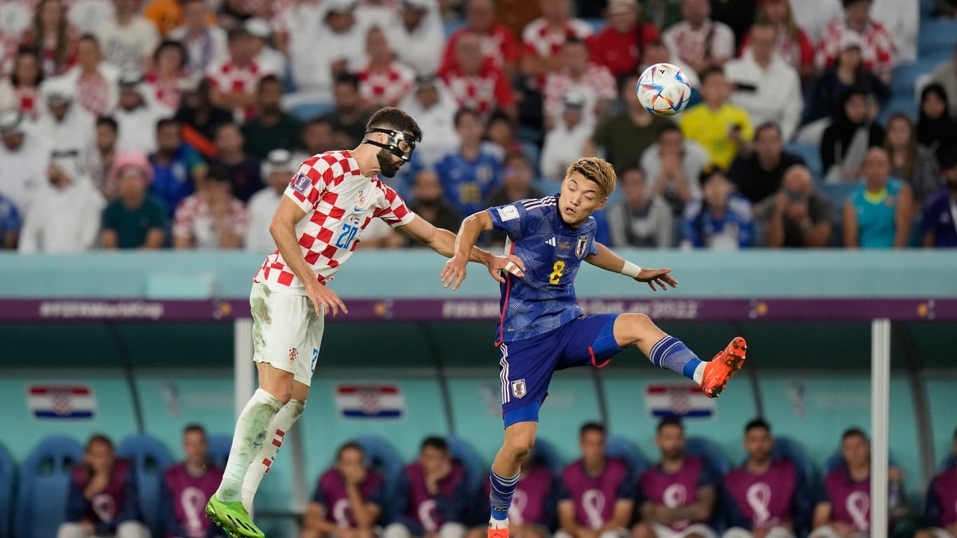 Sieg in Katar: Kroatiens Josko Gvardiol (l.) in Aktion mit Japans Ritsu Doan.