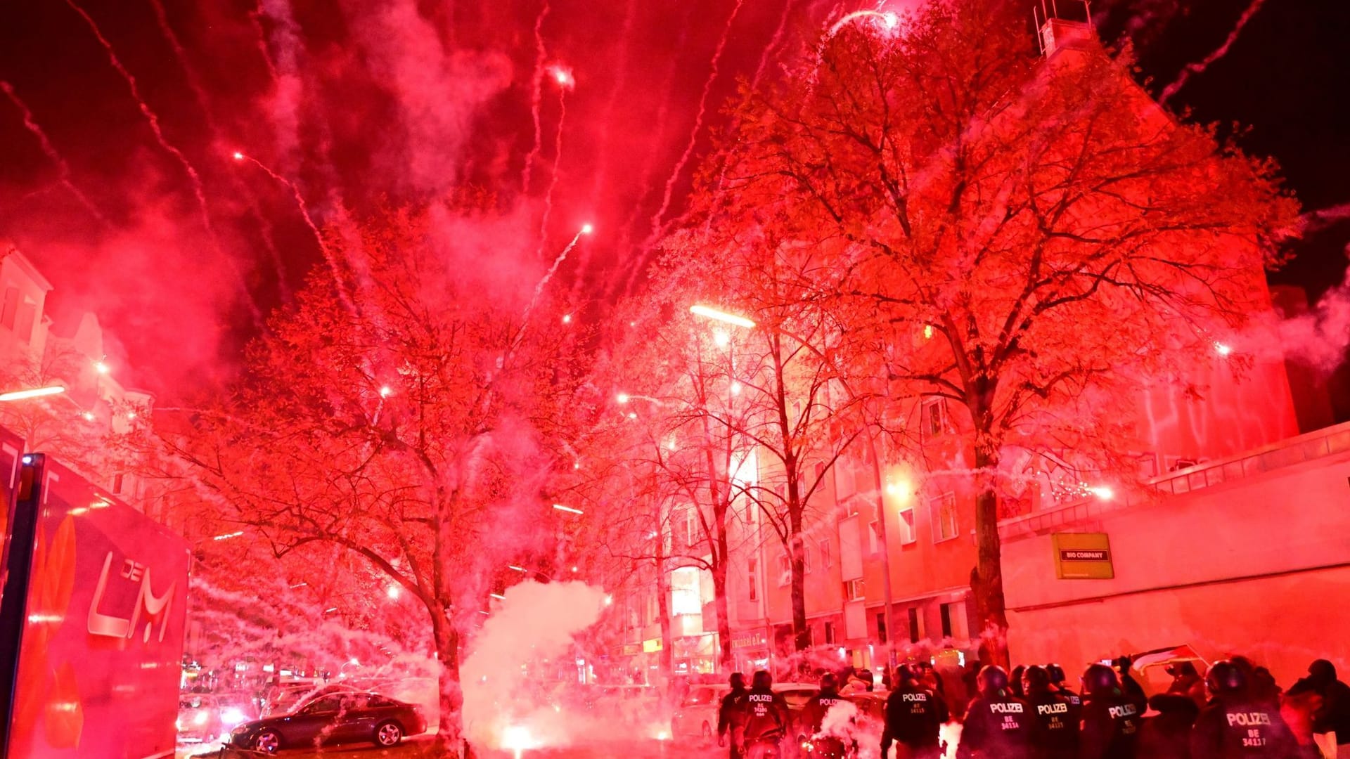 Frankreich schmeißt Marokko aus der WM: Fans von Marokko zündeten nach dem Schlusspfiff trotzdem ein Feuerwerk auf der Sonnenallee. Frankreich schmeißt Marokko aus der WM: Fans von Marokko zündeten nach dem Schlusspfiff trotzdem ein Feuerwerk auf der Sonnenallee.