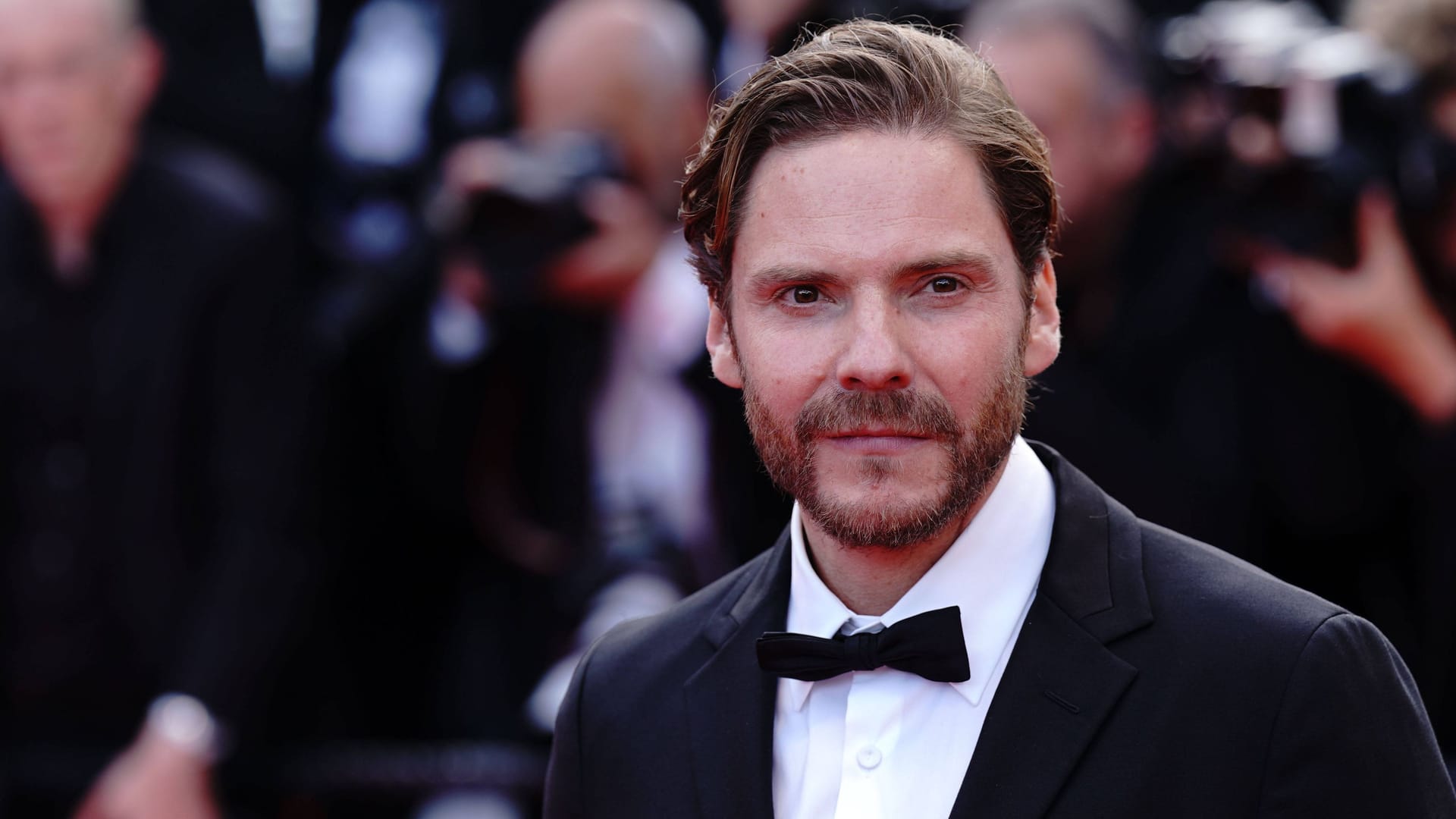 Daniel Brühl: Er und seine Familie wünschen schöne Tage.