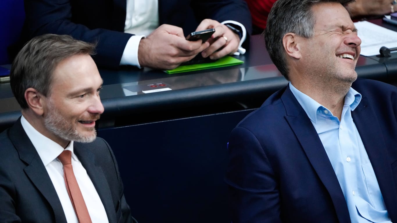 Christian Linder (FDP) und Robert Habeck (Grüne) lachen auf der Regierungsbank im Bundestag (Archivbild). Solche Momente gab es öfter, wie ein Video zeigt.